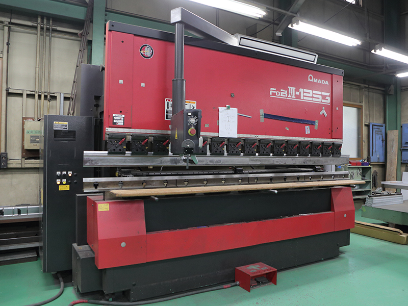 土肥板金工業株式会社の自慢の設備 -ベンディングマシン(AMADA FaBⅢ-1253)