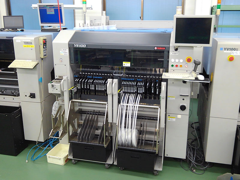 木下電子工業株式会社の自慢の設備 -自動チップマウンター(YV-100Ⅱ、YAMAHA製)