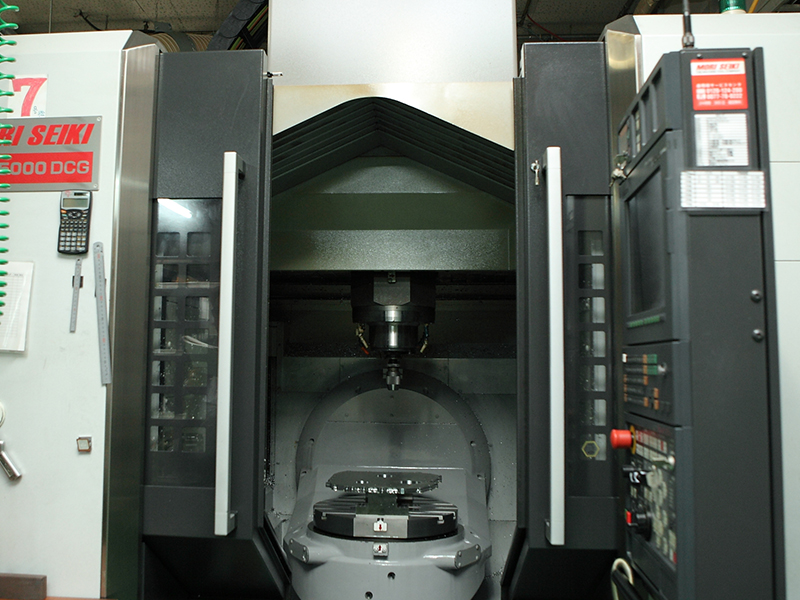 有限会社日双工業の自慢の設備 -5軸切削加工機(NMV5000PCG MORISEIKI)