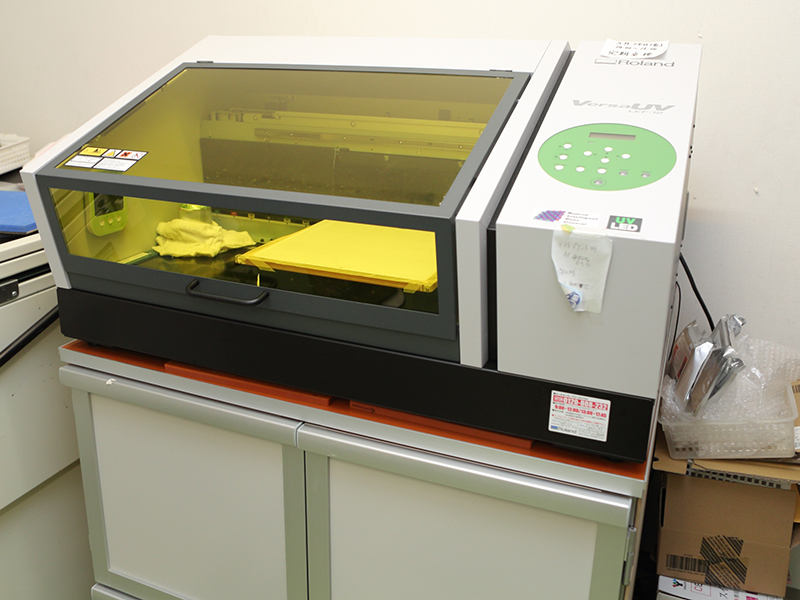 洛陽プラスチック株式会社の自慢の設備 -UV-LEDインクジェットプリンター(VersaUV LEF-12/Roland DG)